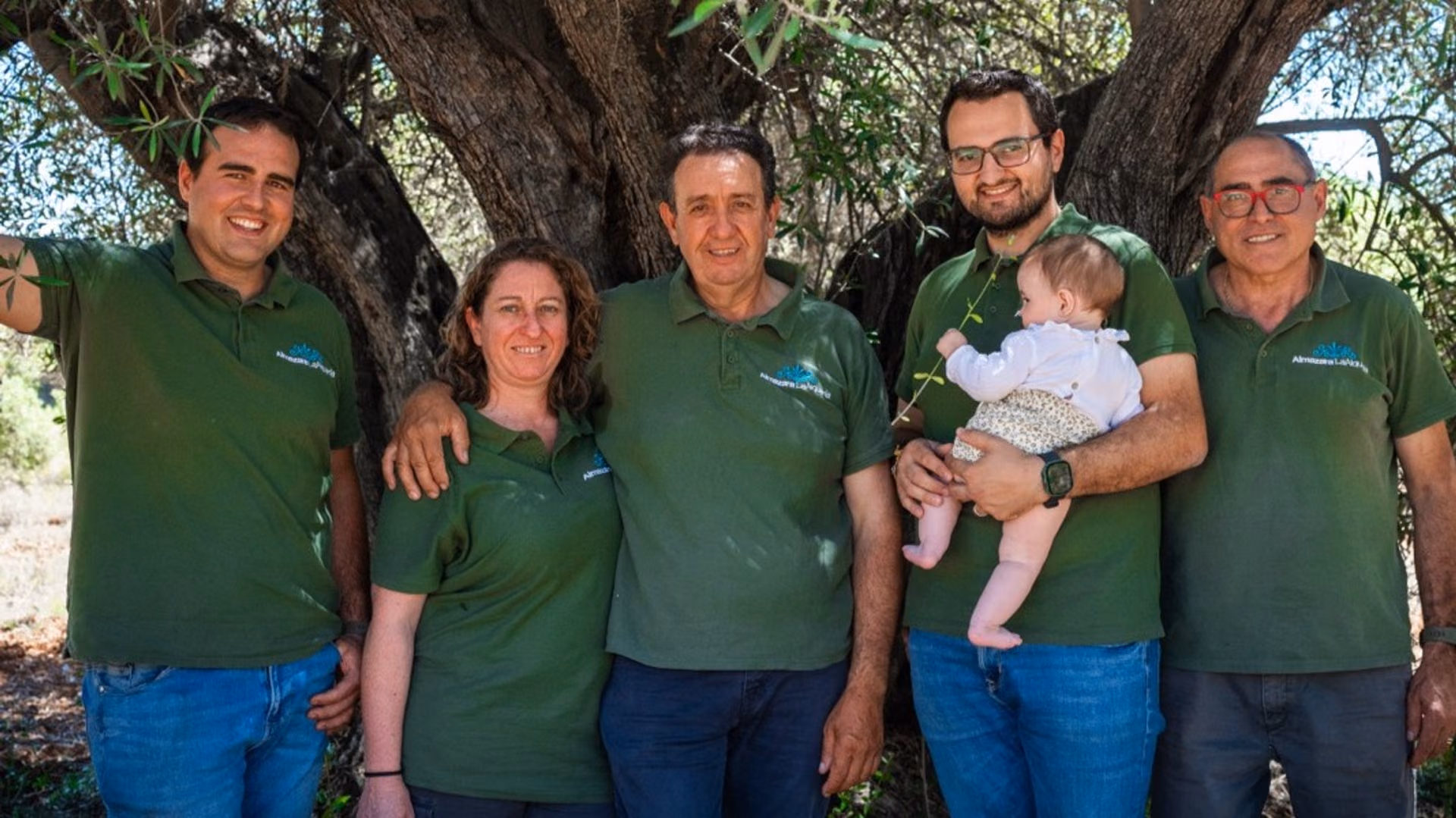 El equipo de Almazara La Alquería entre sus olivos